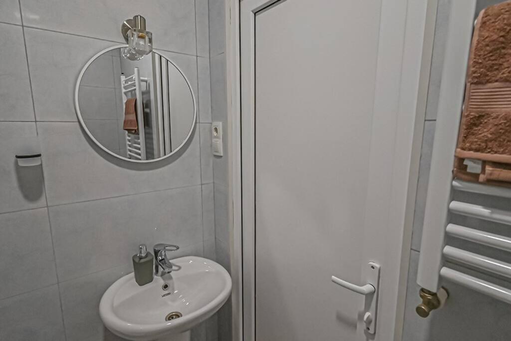 Studio With Balcony In Old City تبليسي المظهر الخارجي الصورة